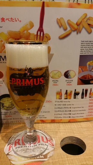 店内では専用グラスでベルギービールを楽しむことができる