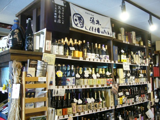 籠屋の品ぞろえは日本酒と焼酎が中心。