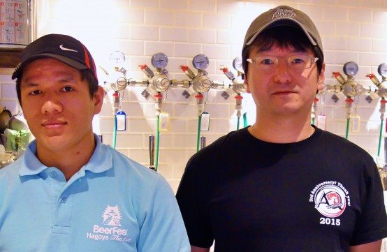 左が料理担当のマンバードルさん。右がオーナーの久保田秀樹氏。