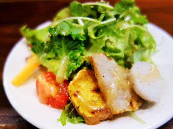 お通しの静岡県産の食材を使用したサラダ。これだけでも贅沢な逸品だ