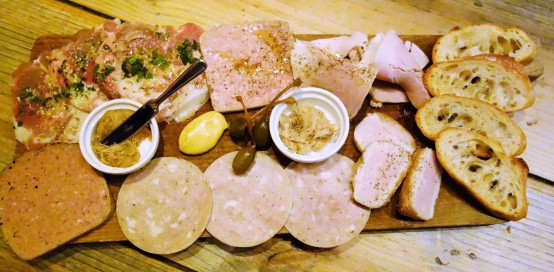 上段左からミュゾー、パテ・ド・カンパーニュ、自家製ハム 中段左の皿が燻製リエット、右の皿が通常のリエット 下段左から鶏レバーのパテ、アライユ、リヨ