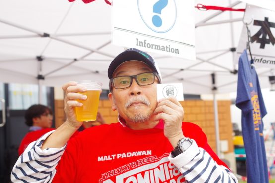 「ウイスキー＆ビアキャンプ長和町」のクラフトビールブースをプロデュースした日本ビアジャーナリスト協会 藤原ヒロユキ代表。