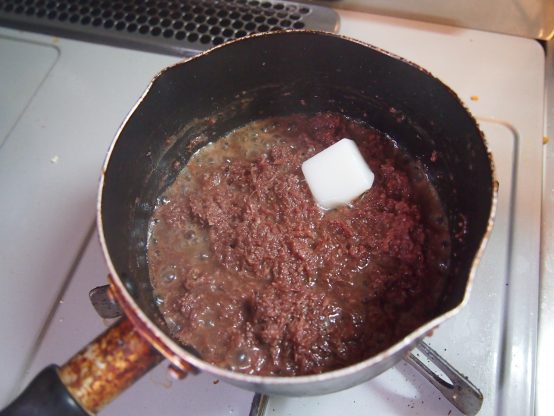 3. コンビーフをいれ、塩・砂糖・コショウで味を調え、水分がなくなったところでナツメグと牛脂をいれ、冷やして冷蔵庫で固めれば完成です。