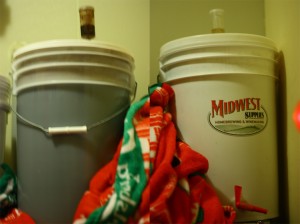 お店で造っているビール。これがケグ1個分である。チョコレートライ麦モルトで造ったチョコレートスタウト（左）とゴールデンピルスナー（右）