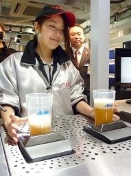 カップの底からビールを注ぐ！？　日本第1号店は甲子園球場。