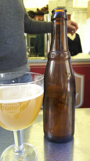 ボトルビールの提供のときはグラスに注がれたビールのみが渡されるが、頼めばボトルの撮影もさせてくれる。