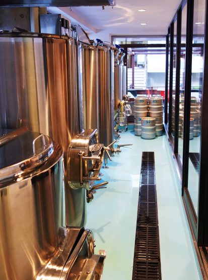 １Fのブルーパブから見ることができる醸造設備。ここからどんなビールが誕生するか楽しみである