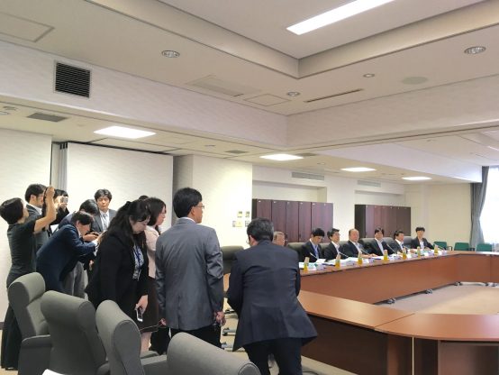 日本産酒類の情報発信の強化に関する懇談会を取材する番記者