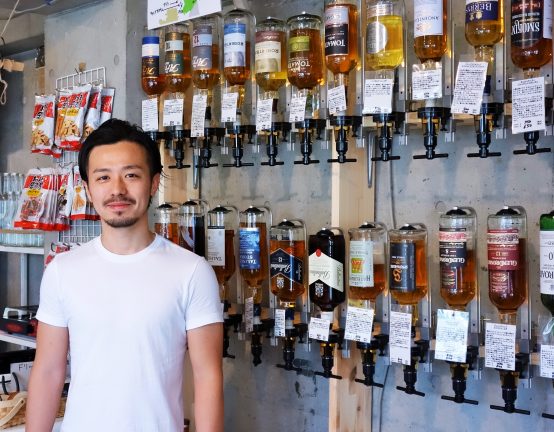 お酒についてわからないことがあったら店長の菊池氏に気軽に質問してみよう