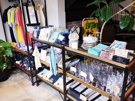 箕面ビールオリジナルグッズも購入することができる! 遠方者はお土産ゲットしていこう