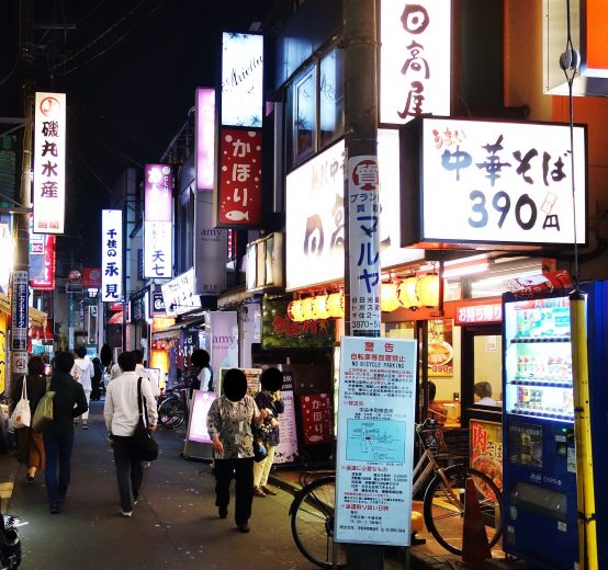 北千住駅西口を出てすぐ、ロータリーの左側にある飲み屋横丁が新たなステージとなる