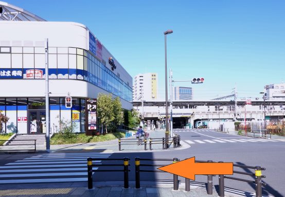 千住大橋駅は各駅停車と快速が停車する。