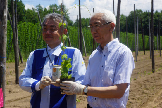  写真右が石田副町長、左が大串センター長