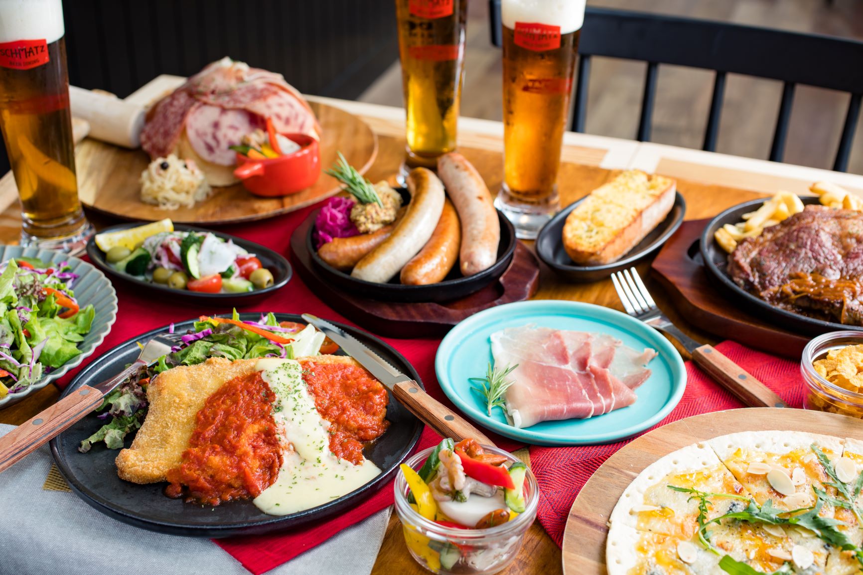 モダンドイツ料理と本格的なクラフトドイツビールが楽しめる「SCHMATZ