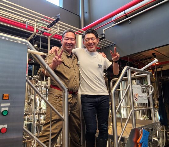 齋藤さんと岡野谷さん、醸造タンク前でピース