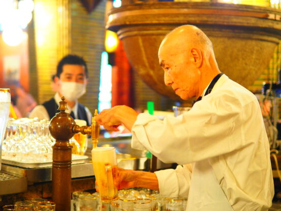 ビールを注ぐ海老原氏