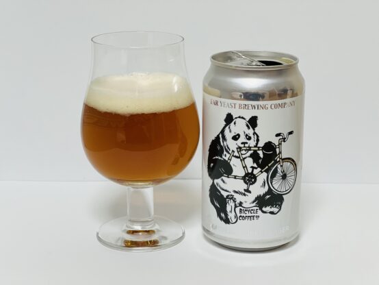Far Yeast Bicycle Coffee Lagerの缶ビールとグラス缶にはパンダの絵が描かれている