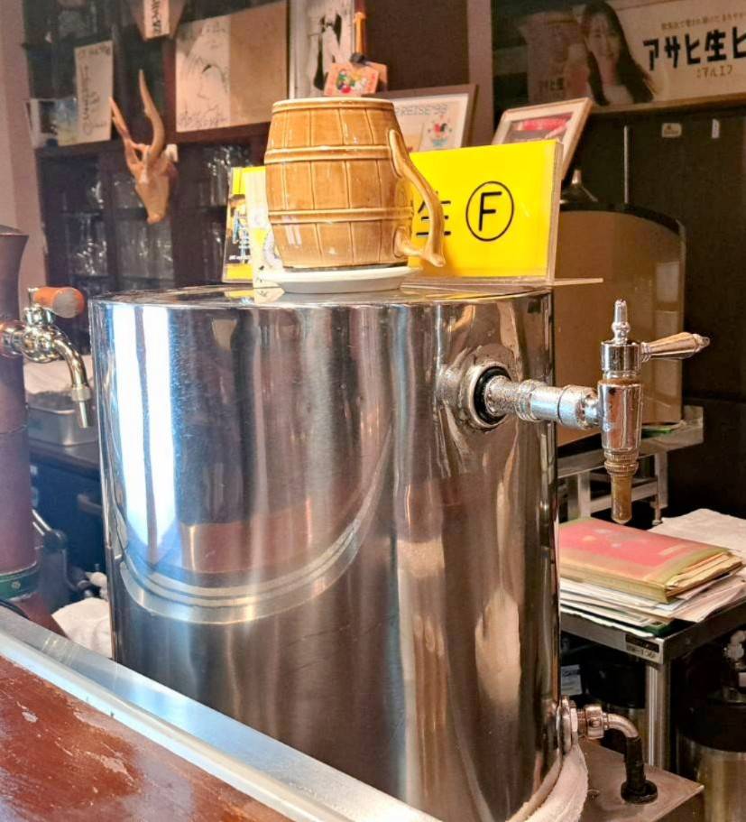 円筒形の氷冷式ビールサーバー。改修はしているが「灘コロンビア」当時からの現役である。