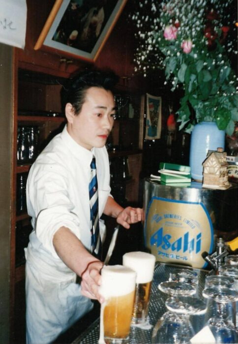 ビールを注ぐ当時の松尾の姿。（本人提供）