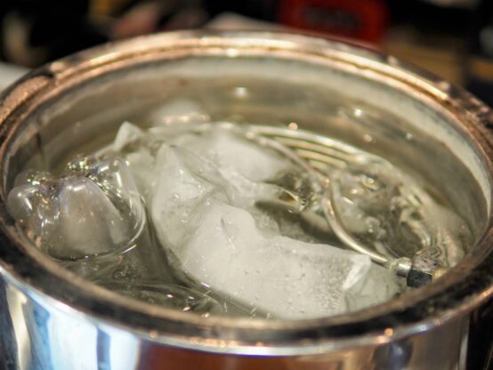 円筒形サーバーの内部。氷水で冷却することで、側面のステンレス管（画像参照）内のビールが冷えたまま抽出される。