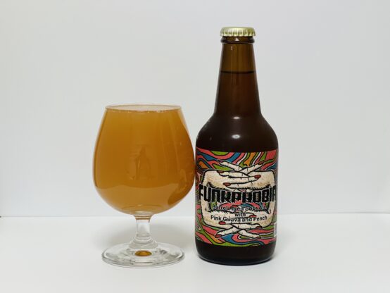 Totopia BreweryとコラボレーションしたビールOff Trail Funkphobiaのビール瓶とグラスの写真