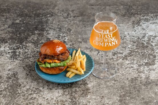 リブランディングした福岡直営店「Burgers&Beers Far Yeast」がオープン！