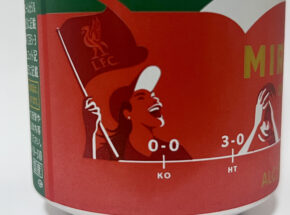 キックオフ時の期待に包まれたサポーターの表情