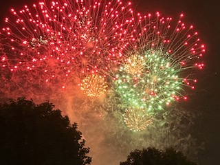 森のビアガーデンから見えた神宮球場の花火