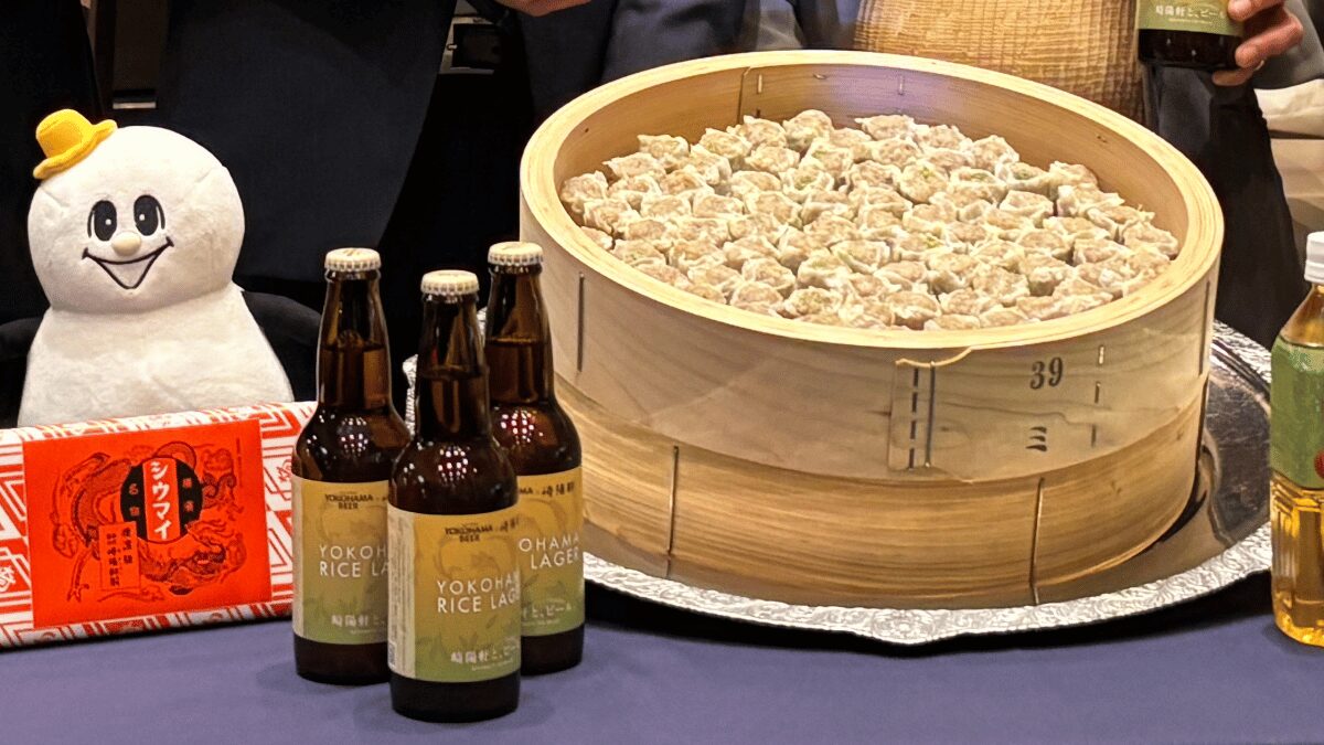 ジャンボ蒸籠に入った昔ながらのシウマイ