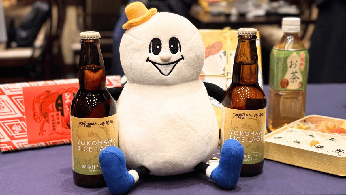 しょう油入れとしておなじみの「ひょうちゃん」ぬいぐるみと「YOKOHAMA RICE LAGER」