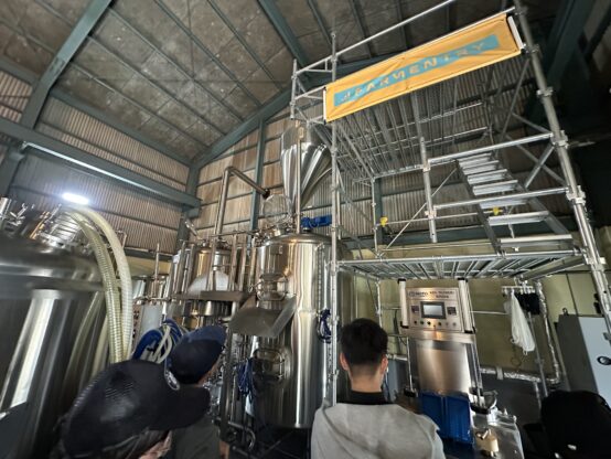 Farmentryの醸造設備を見学する参加者達
