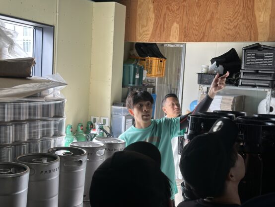 Farmentryの醸造所内を案内する西崎さん