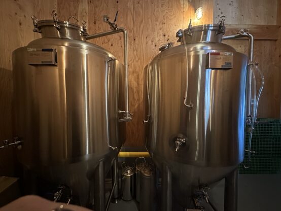 野生酵母の部屋に設置された醸造タンク