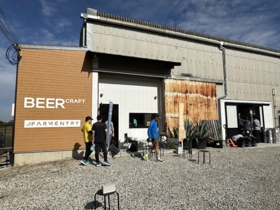 ファーメンタリーのタップルームに集うランニングイベント参加者