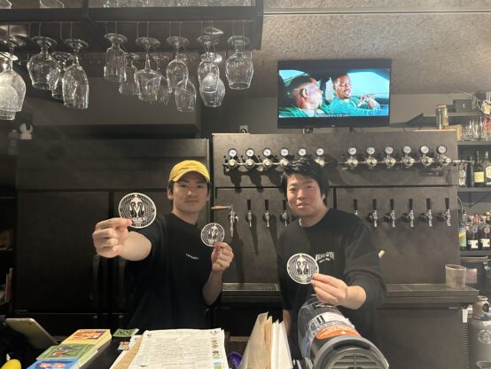 ミナミ店のカウンターにたつ波々伯部さん(写真右)と爲(ため)さん(同左)