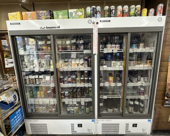 マルホ酒店・九条本店の店内の冷蔵庫