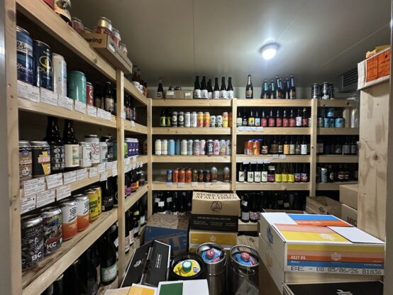 九条本店の店舗奥にあるウォークインの冷蔵庫にもビールがびっしりと並ぶ