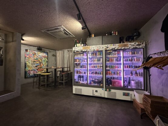 ミナミ店の店内の様子:マルホ酒店が取り扱う缶・ボトルが並ぶ