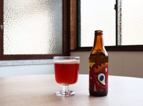 赤い銘酒の酒粕から生まれたクラフトビール。伊根町で誕生した「泣いた赤鬼」が紡ぐ新しい物語