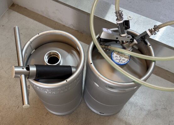 装着のための器具とビール充填のための器具