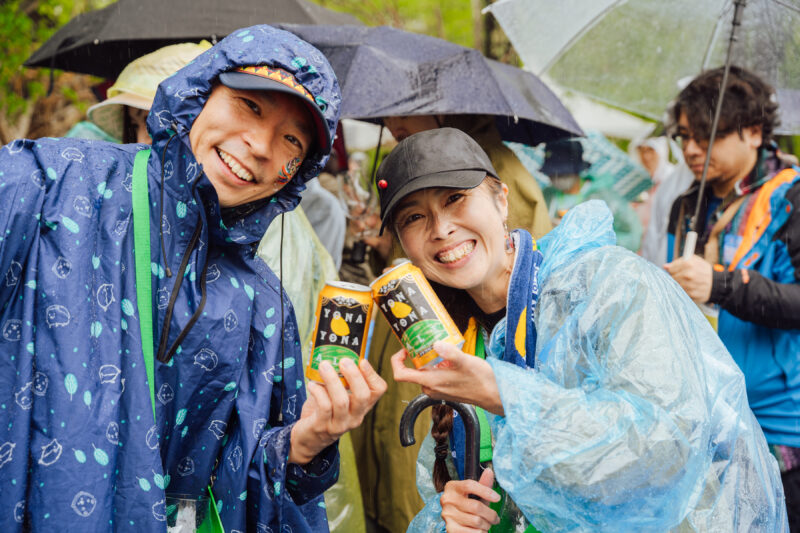 2025年_雨天で楽しむ参加者の様子