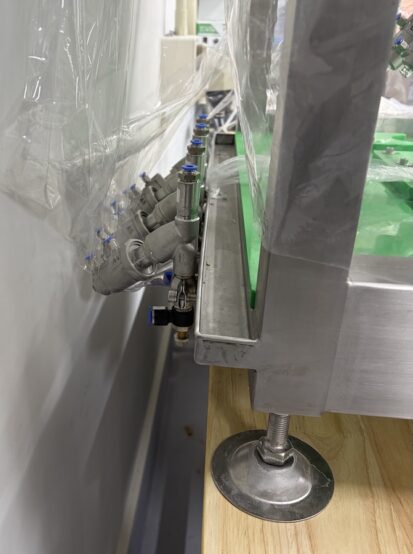 瓶詰め機の後ろ