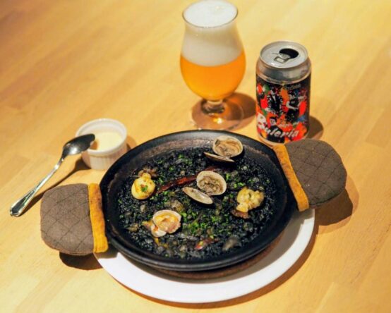 「イカ墨のパエリア ’アロス・ネグロ」と「ブレリア ヘイジーIPA」