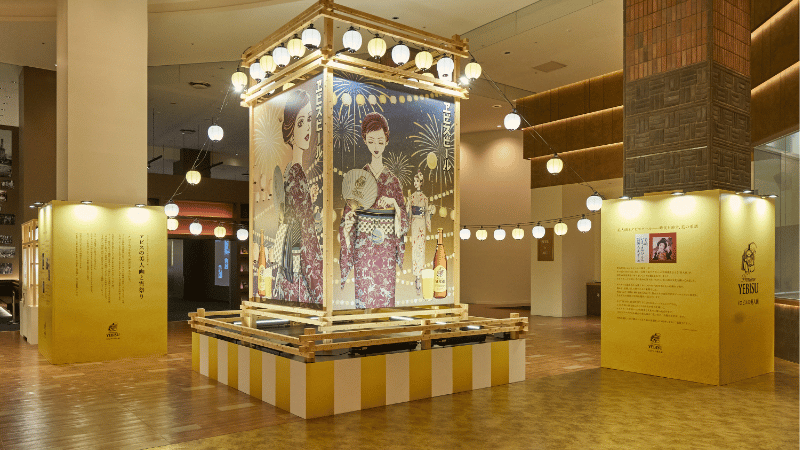 提灯に囲まれた高さ約5mの「巨大美人画やぐら」
