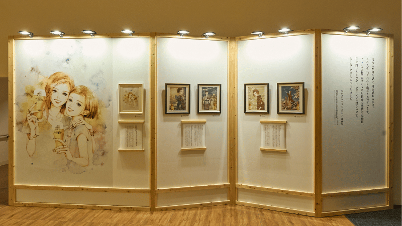 「涼」と「彩」、二つの描き下ろしイラストが並ぶ展示コーナー