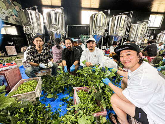 初参加の筆者が作業を共にしたメンバー。左からGood Hopsの本田さん、Cider Shack(サイダーシャック)のタイジさん、有頂天醸造の田中さん、Cidernaut(サイダーノート)のヒカルさん