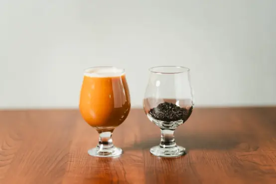 「ロイヤルミルクティーの幸福感」をまるごとビールで表現。日東紅茶100周年記念「CHA-GASUMI -茶霞-」